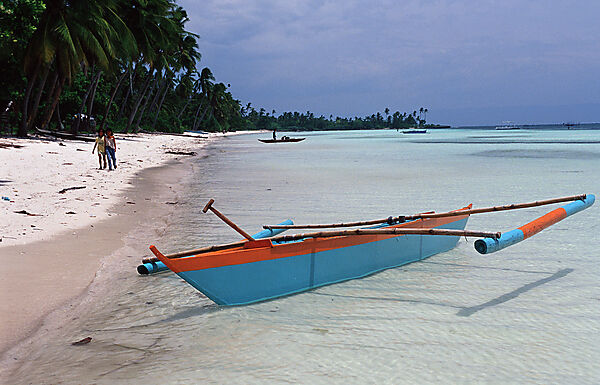 Banca, Philippinisches Auslegerboot am Strand