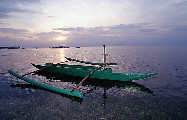 Banca, Philippinisches Auslegerboot am Strand