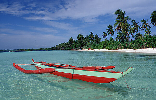 Banca, Philippinisches Auslegerboot am Strand