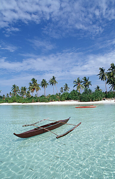 Banca, Philippinisches Auslegerboot am Strand