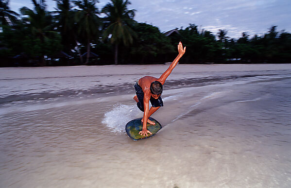 Kinder surfen am Strand