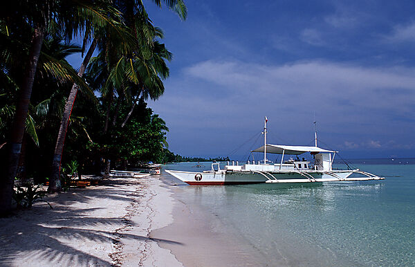Banca, Philippinisches Auslegerboot am Strand