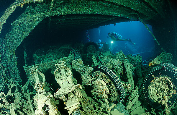 Taucher im Laderaum der Thistlegorm, Schiffswrack