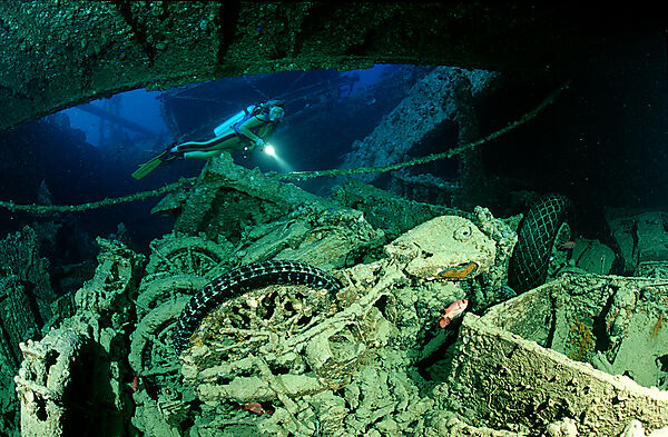 Taucher im Laderaum der Thistlegorm, Schiffswrack