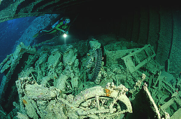 Taucher im Laderaum der Thistlegorm, Schiffswrack