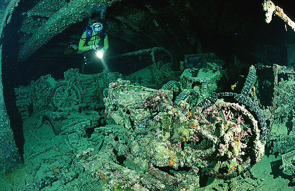 Taucher im Laderaum der Thistlegorm, Schiffswrack