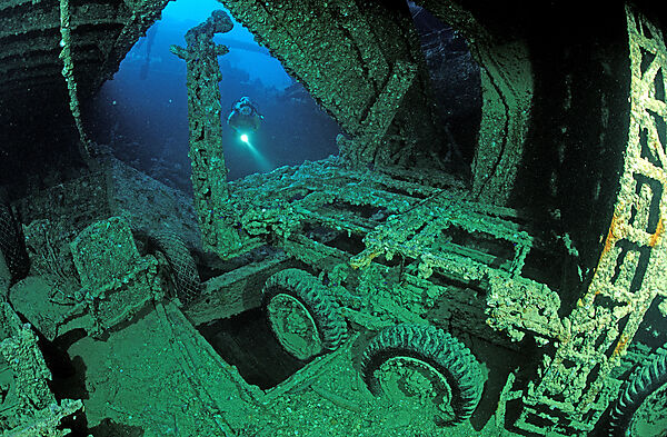 Taucher im Laderaum der Thistlegorm, Schiffswrack