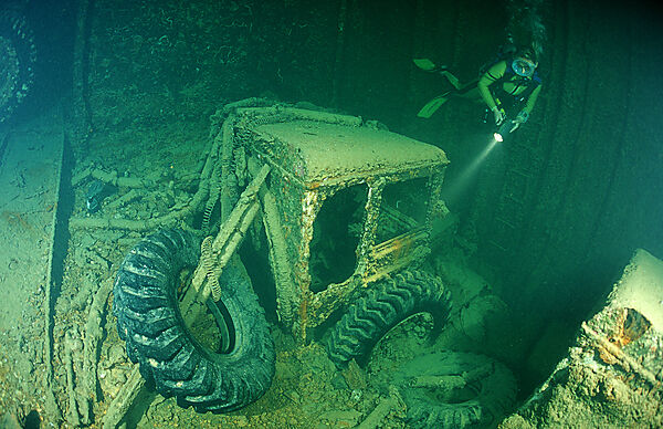 Taucher im Laderaum der Thistlegorm, Schiffswrack