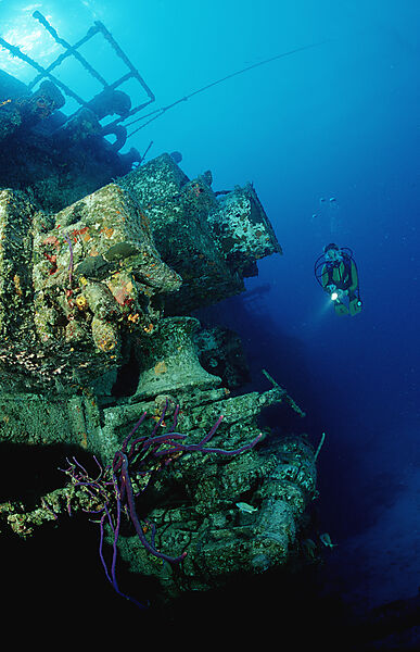Taucher am Schiffswrack Theo´s Wreck