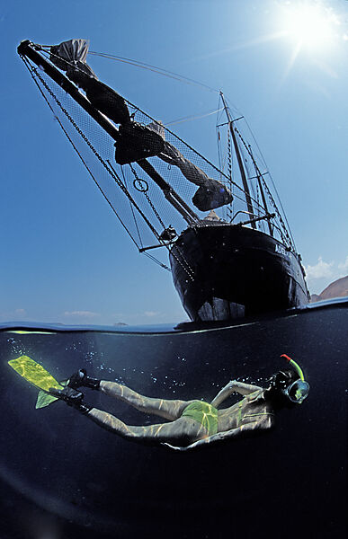 Segelschiff Adelaar und Schnorchlerin