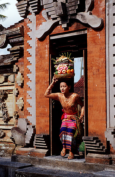 Frau mit Opfergaben im Hindu Tempel Ubud