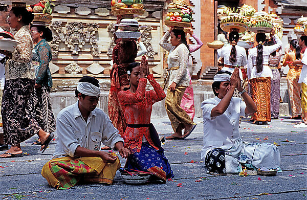 Frau mit Opfergaben im Hindu Tempel Ubud