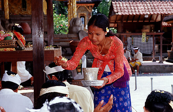 Frau mit Opfergaben im Hindu Tempel Ubud