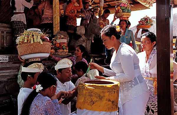 Frau mit Opfergaben im Hindu Tempel Ubud