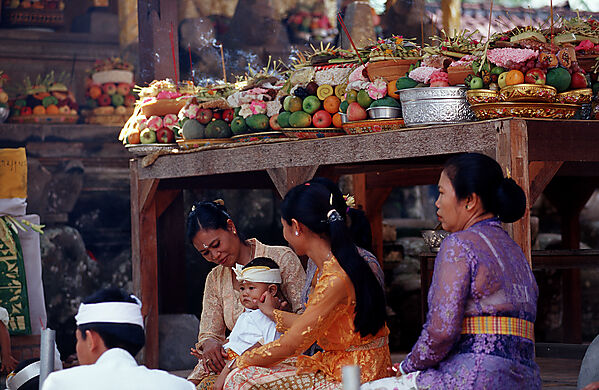 Frau mit Opfergaben im Hindu Tempel Ubud