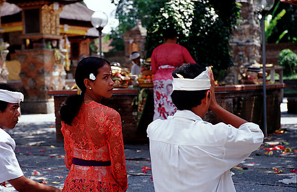 Glaeubige beten im Hindu Tempel Ubud