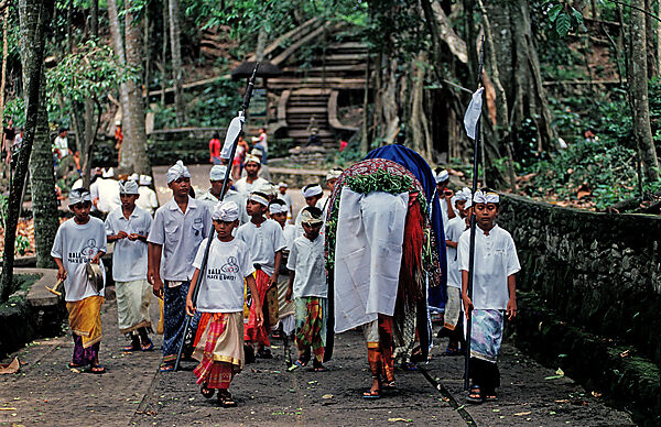 Glaeubige im Hindu Tempel Monkey Forest