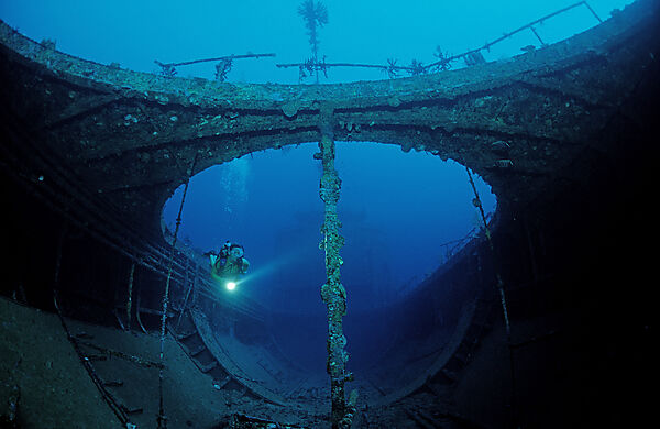 Taucher im Schiffswrack, Pacific Gas