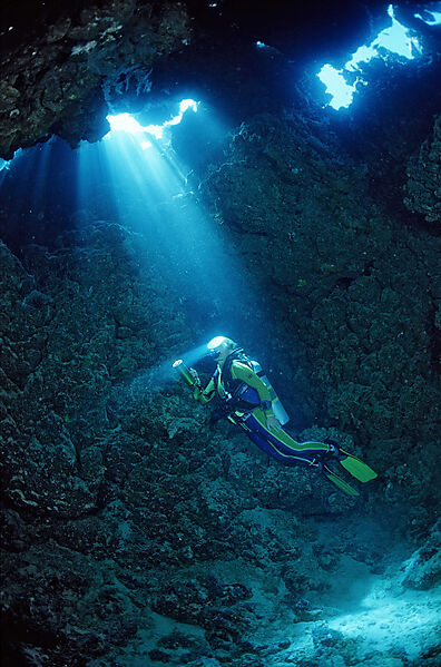Taucher in Unterwassergrotte