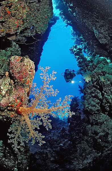 Taucher in Unterwassergrotte