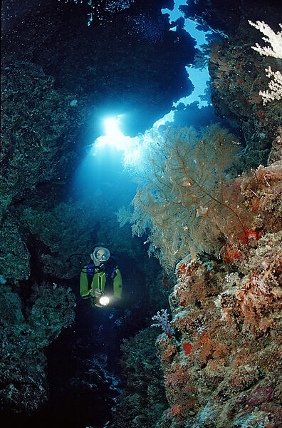 Taucher in Unterwassergrotte