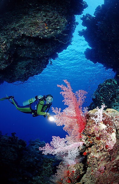 Taucher in Unterwassergrotte