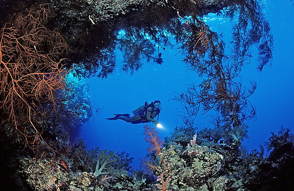 Taucher in Unterwassergrotte