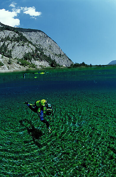 Taucher im Gebirgssee