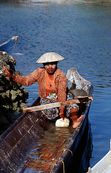 Indonesische Frau in Fischerboot
