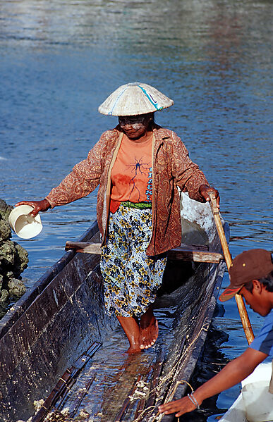 Indonesische Frau in Fischerboot