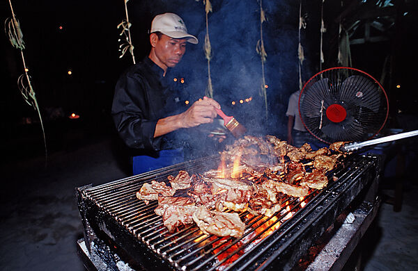 Grillfeuer am Abend, Barbecue, BBQ