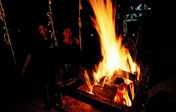 Grillfeuer am Abend, Barbecue, BBQ