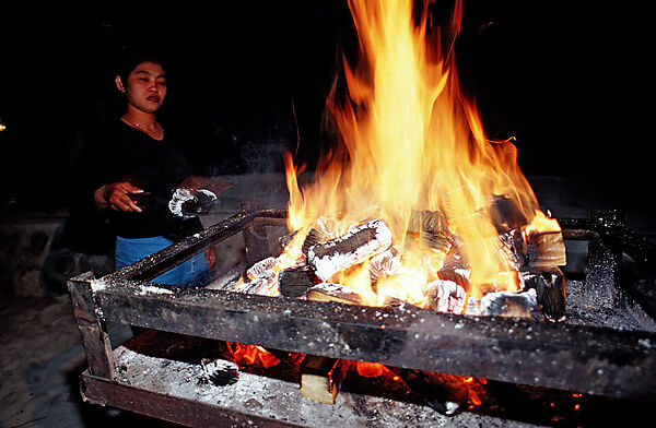 Grillfeuer am Abend, Barbecue, BBQ