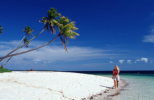 Frau am Sandstrand