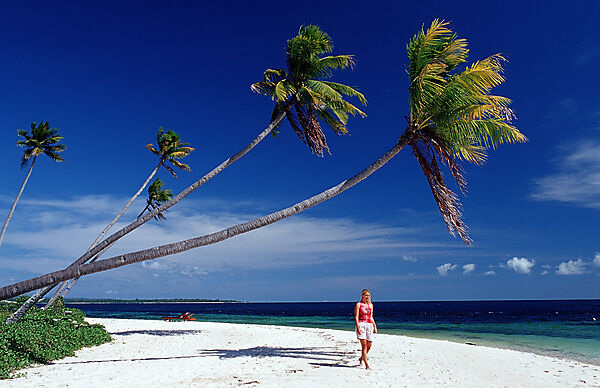 Frau am Sandstrand