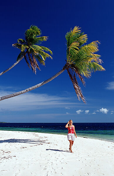 Frau am Sandstrand