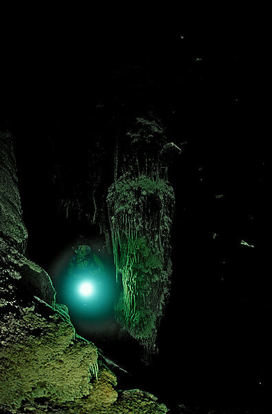 Hoehlentauchen, Taucher in Unterwasserhoehle