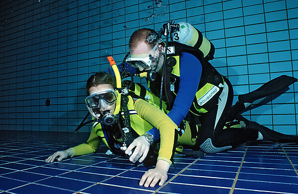 scuba diving lessons in a swimming pool, recovery
