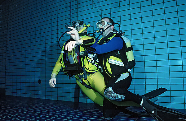 scuba diving lessons in a swimming pool, recovery