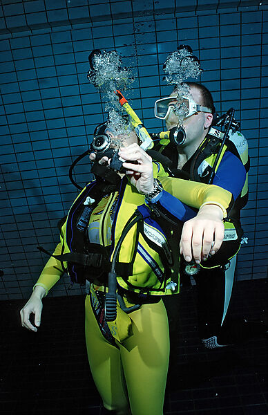 scuba diving lessons in a swimming pool, recovery