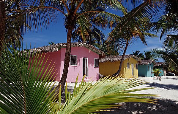 Farbenpraechtiges Chalet am Strand