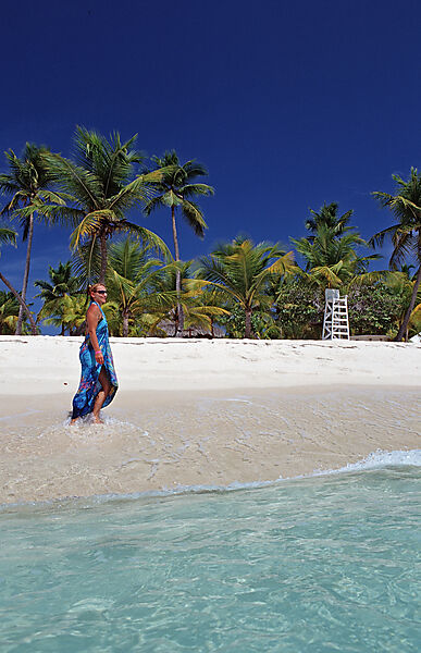 Frau schlendert am Sandstrand