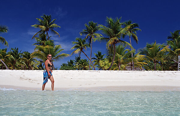 Frau schlendert am Sandstrand