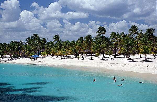 Tuerkisfarbenes Meer und Sandstrand