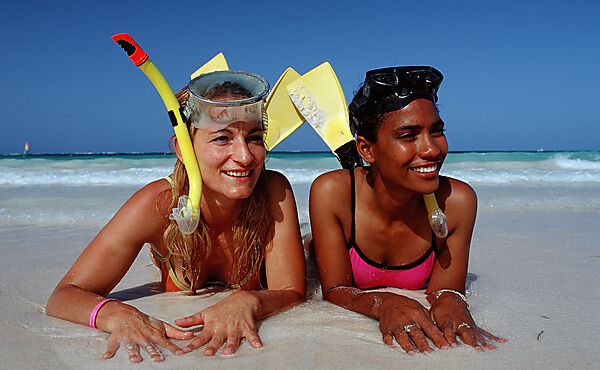 Zwei Schnorchlerinnen am Strand