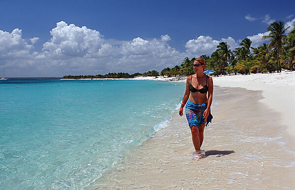 Frau schlendert am Sandstrand
