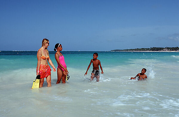 Zwei Schnorchlerinnen am Strand