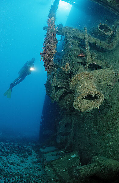 Taucher im Schiffswrack Patricia