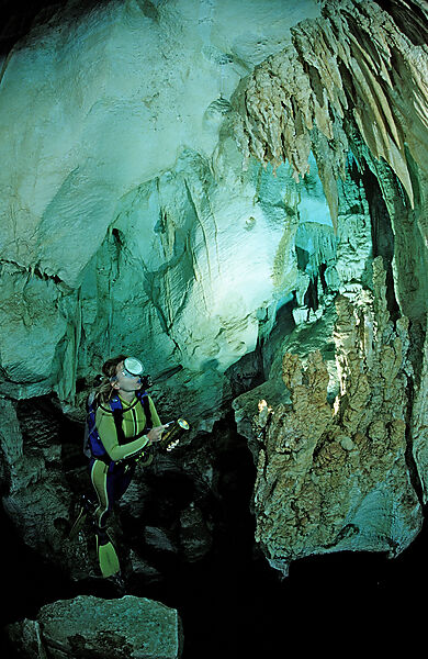 Taucher in Unterwasserhoehle Cueva Taina