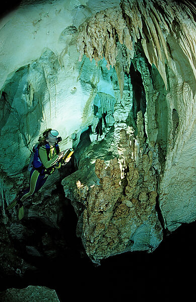 Taucher in Unterwasserhoehle Cueva Taina